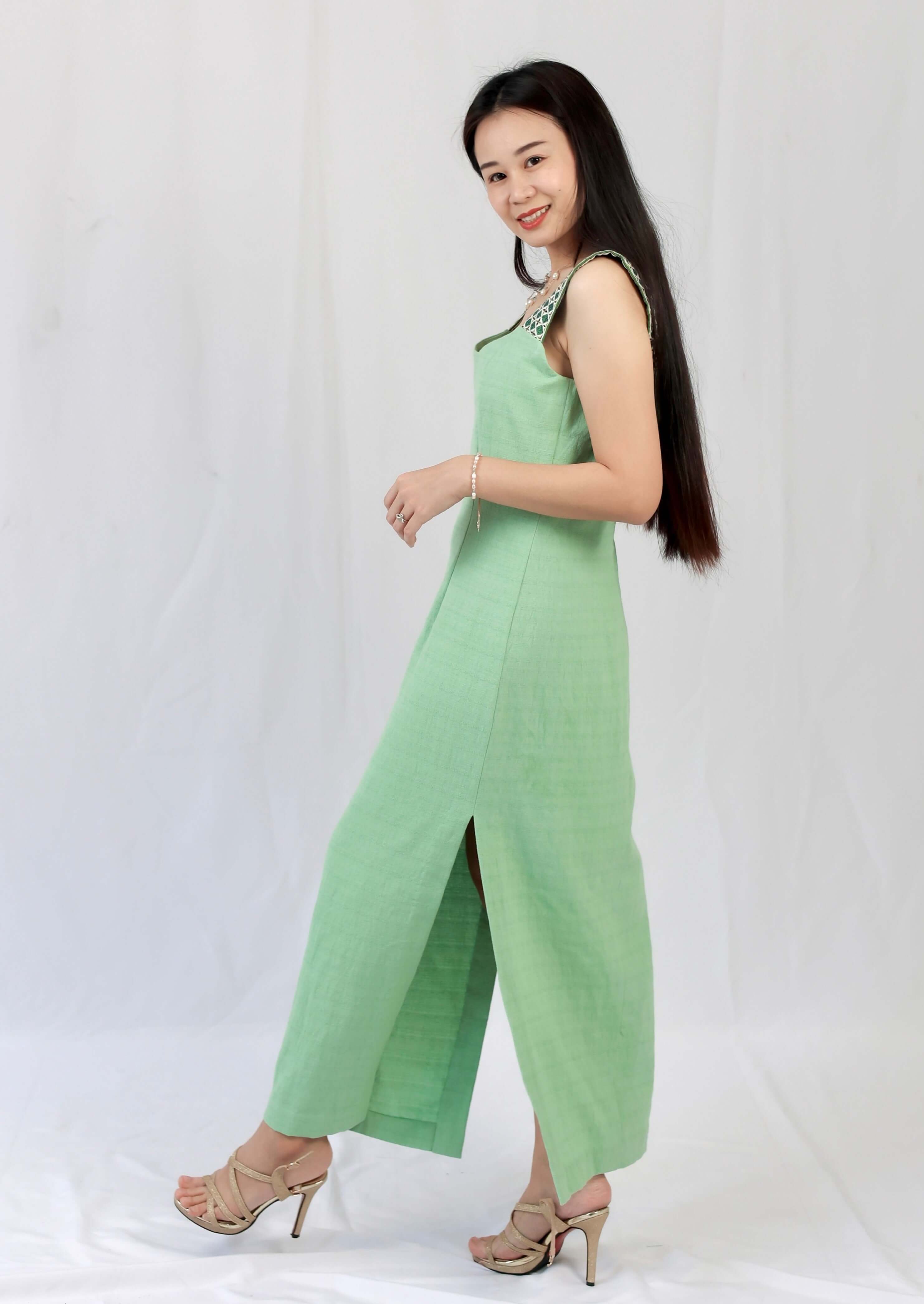 The Amee dress is perfect for casual outings. With hand-embroidered straps by the Hmong tribe, it adds a touch of allure with a thigh-high split.
